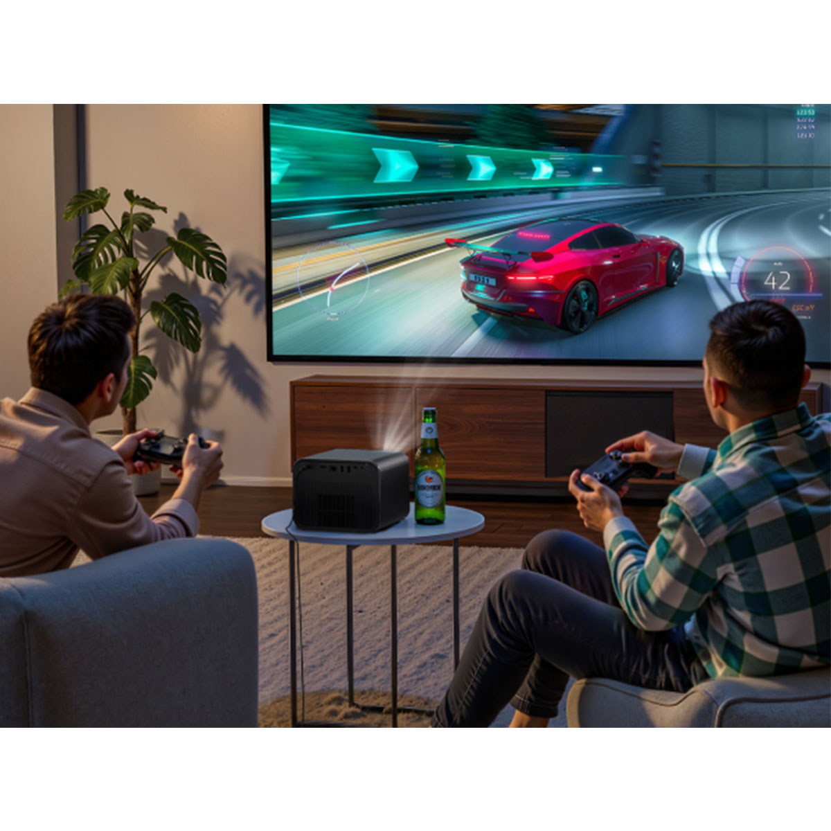 Deux hommes jouent à un jeu vidéo de course de voitures sur grand écran, avec projecteur et bière.