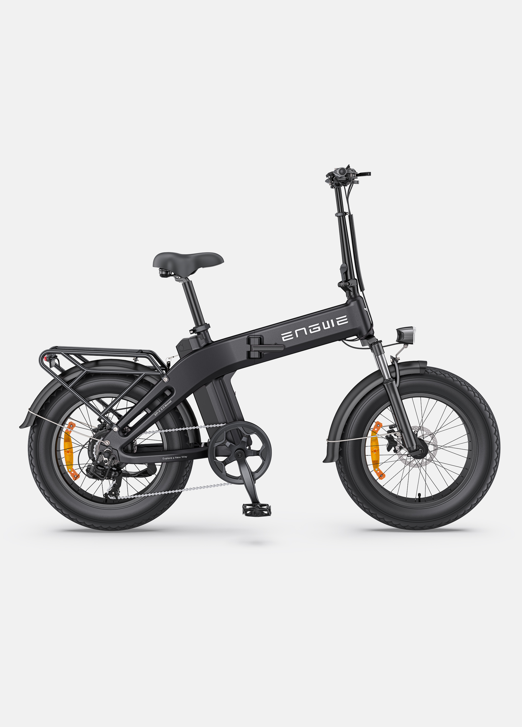 Una bicicleta eléctrica plegable negra con neumáticos anchos, portaequipajes y faro.