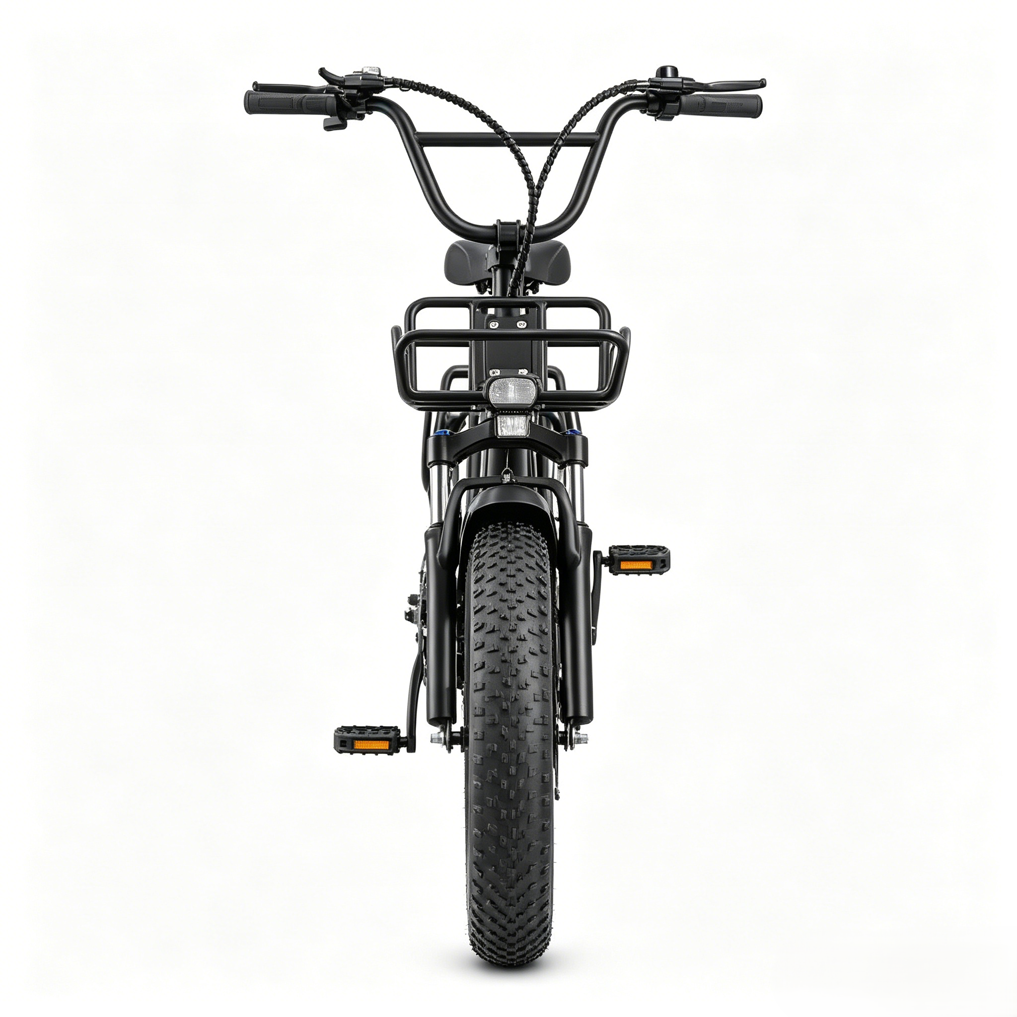 Bicicleta eléctrica negra con llanta ancha, cesta y luz, vista frontal.