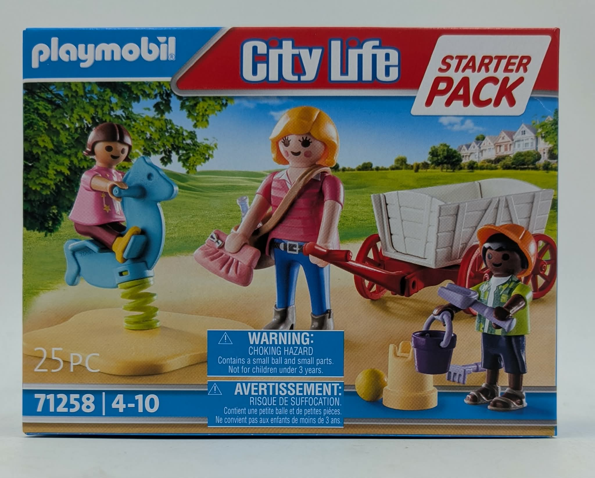 Playmobil City Life Starter Pack mit Spielfiguren und Zubehör auf einer Wiese.