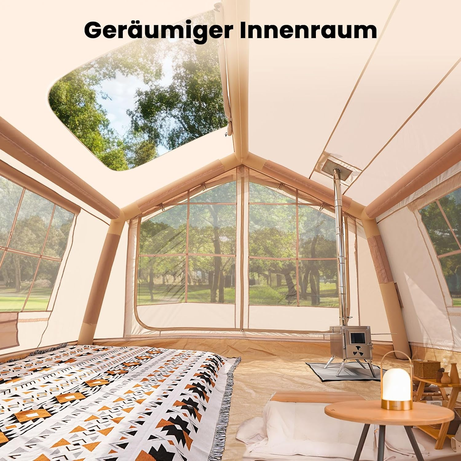 Geräumiges Zeltinnere mit Bett, Ofen und Lampe. Große Fenster zeigen Bäume draußen.