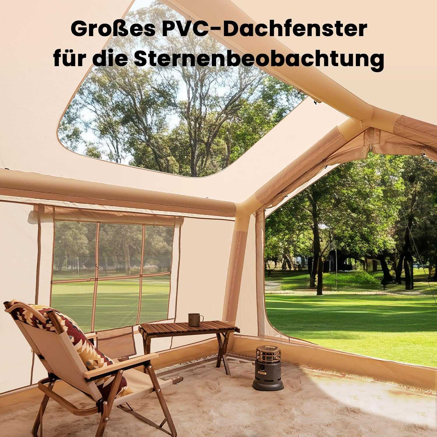 Großes PVC-Dachfenster zum Sternegucken im Zelt, mit Stühlen und Tisch draußen.