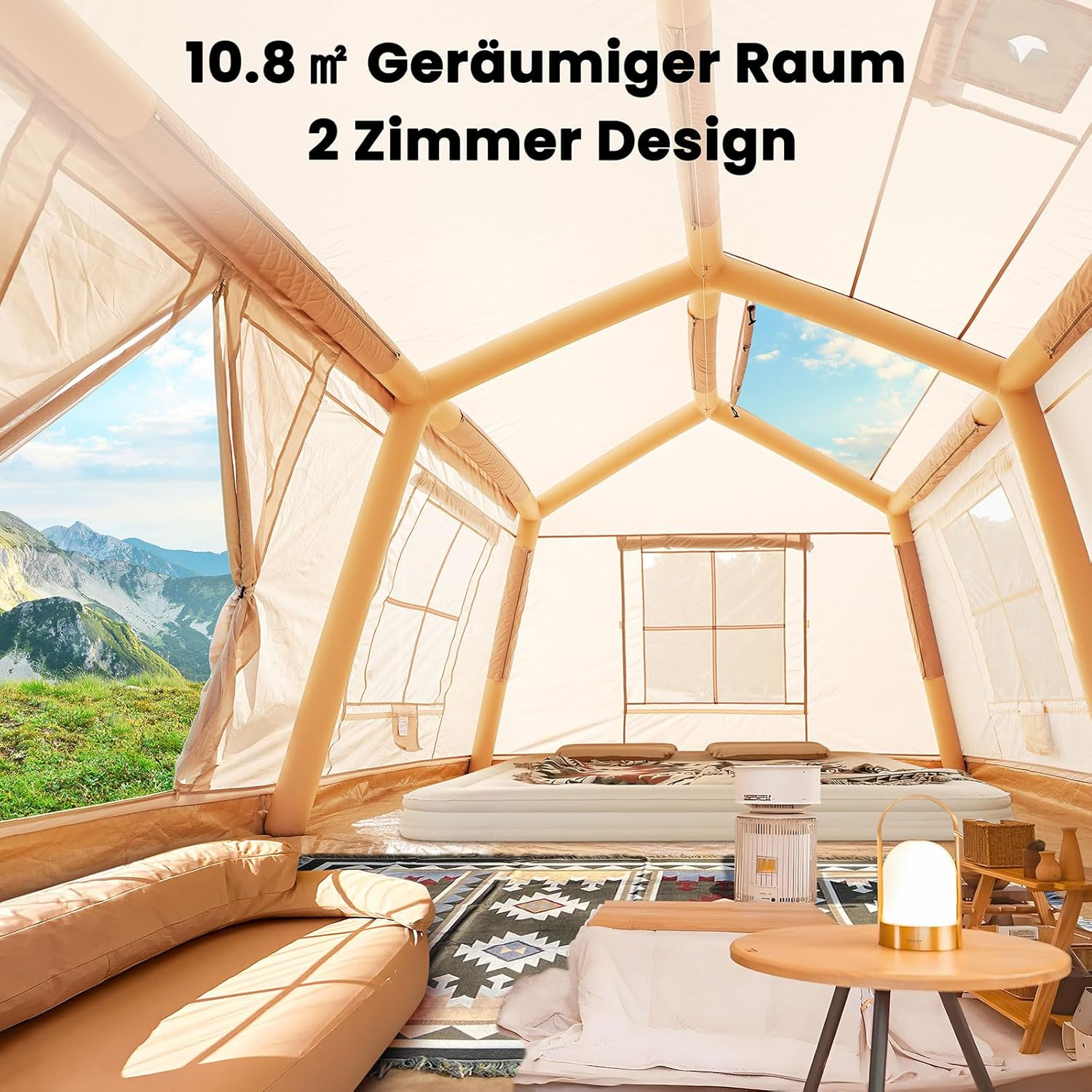 Geräumiges Zelt mit Betten, Sofa und Tisch. Berge im Hintergrund.