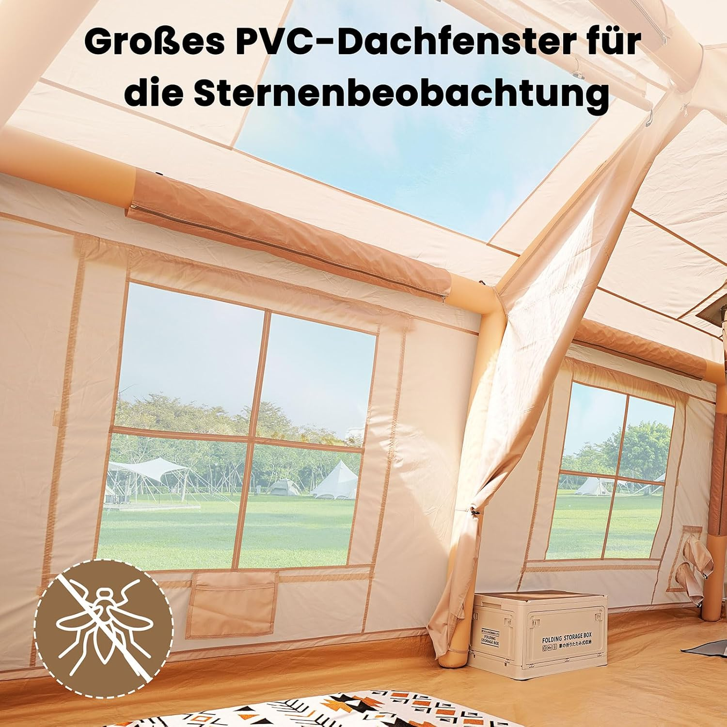 Innenansicht eines Zeltes mit Fenstern, die nach draußen auf Campingzelte und Bäume blicken.