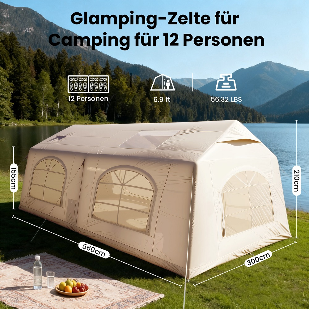 Ein beigefarbenes Glamping-Zelt für 12 Personen steht am Ufer eines Sees mit Bergen im Hintergrund.