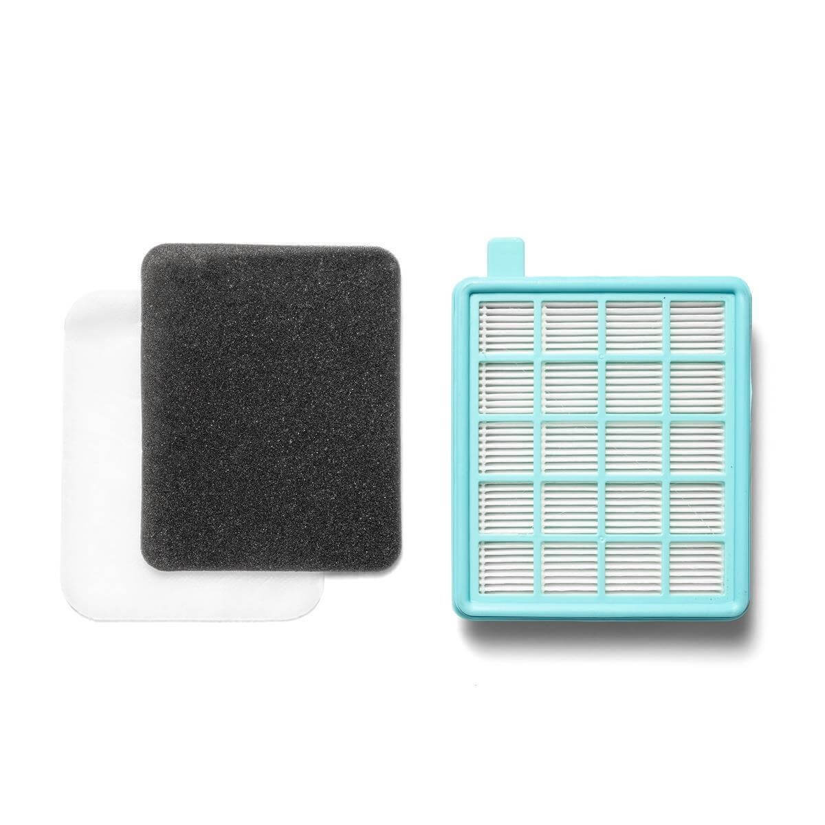 Un filtre en mousse noir et un blanc sont côte à côte, avec un filtre HEPA bleu à droite.