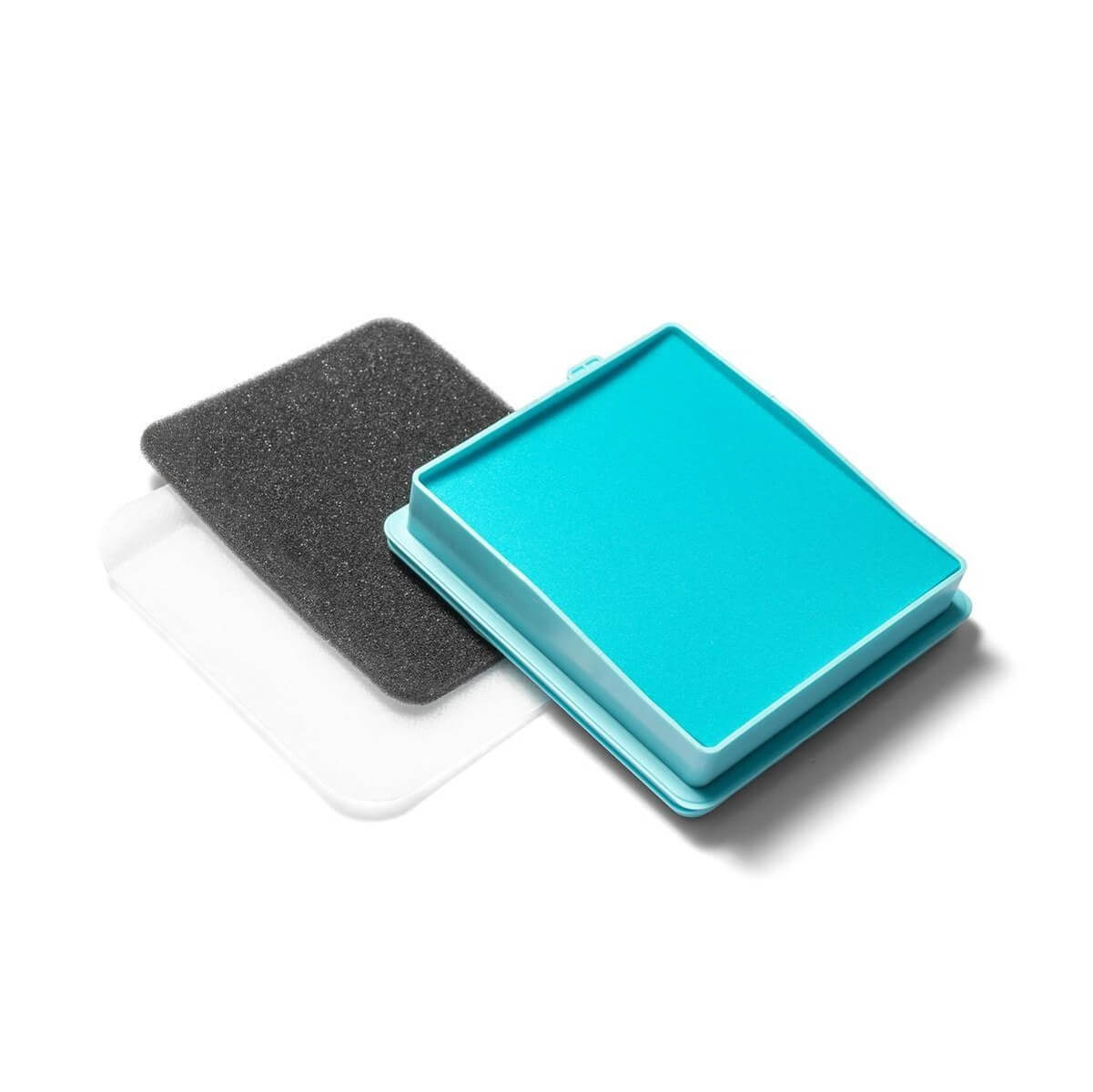 Un pot de fard à paupières turquoise avec des tampons en mousse.