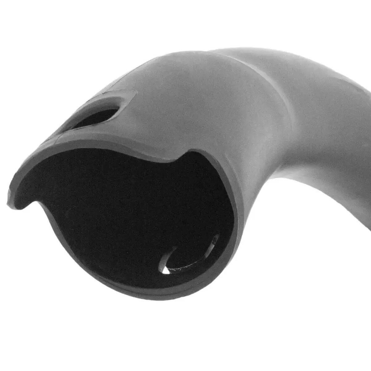 Curva in plastica grigia con due fori su sfondo bianco.