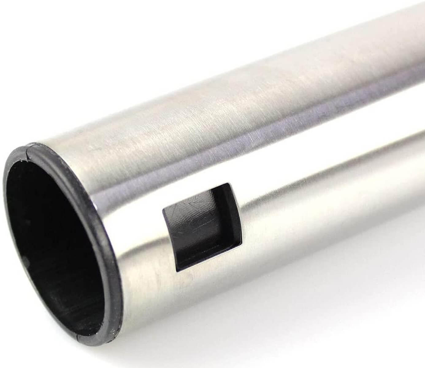 Un tubo metallico argentato con bordo nero e ritaglio rettangolare.