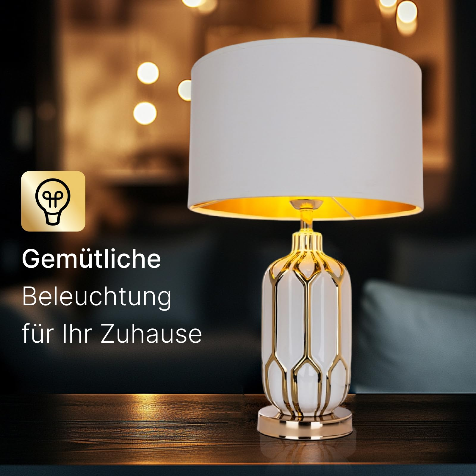 Eine weiße Lampe mit goldenen Akzenten auf einem Holztisch.