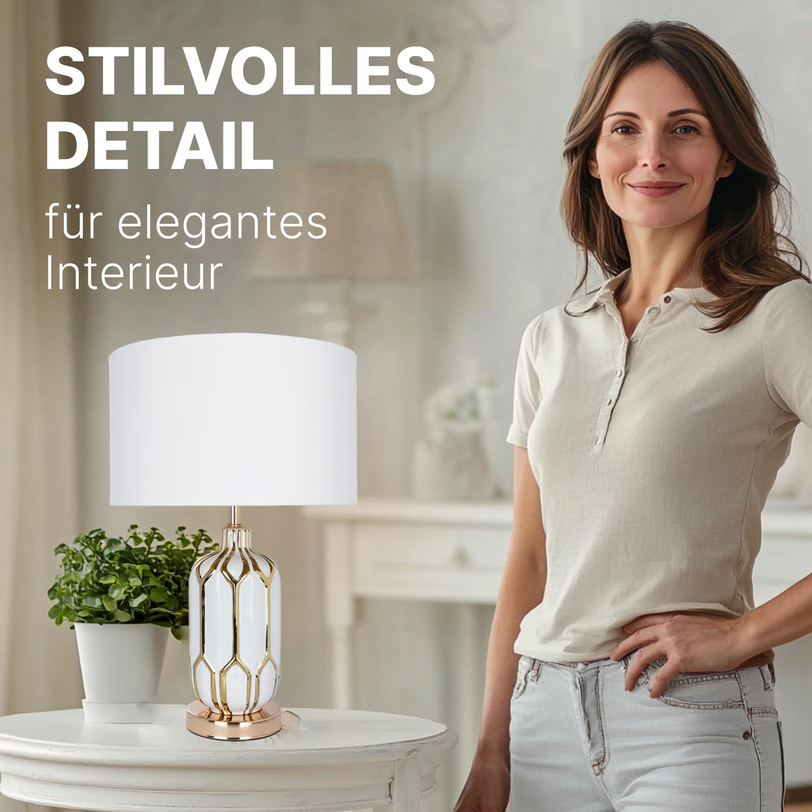 Eine Frau steht neben einer Lampe und einer Pflanze in einem eleganten Raum.