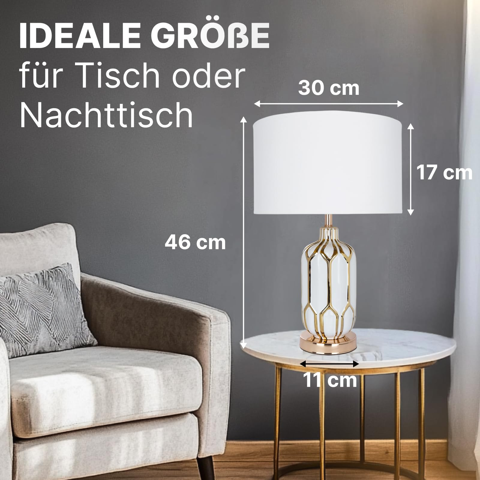 Weiße Lampe mit Goldakzenten auf rundem Tisch, daneben Sessel.