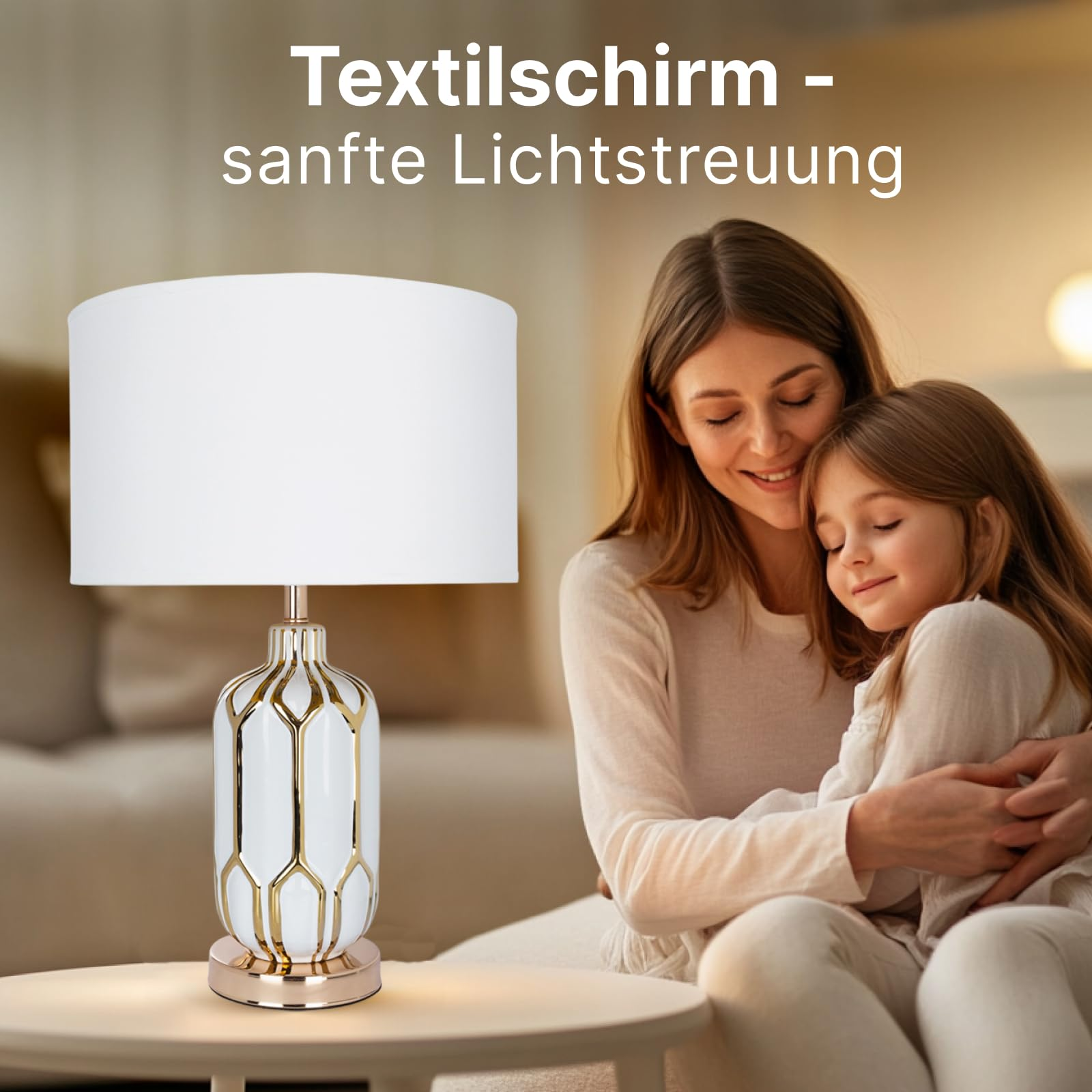 Eine Frau und ein Kind kuscheln neben einer Lampe auf einem Tisch.