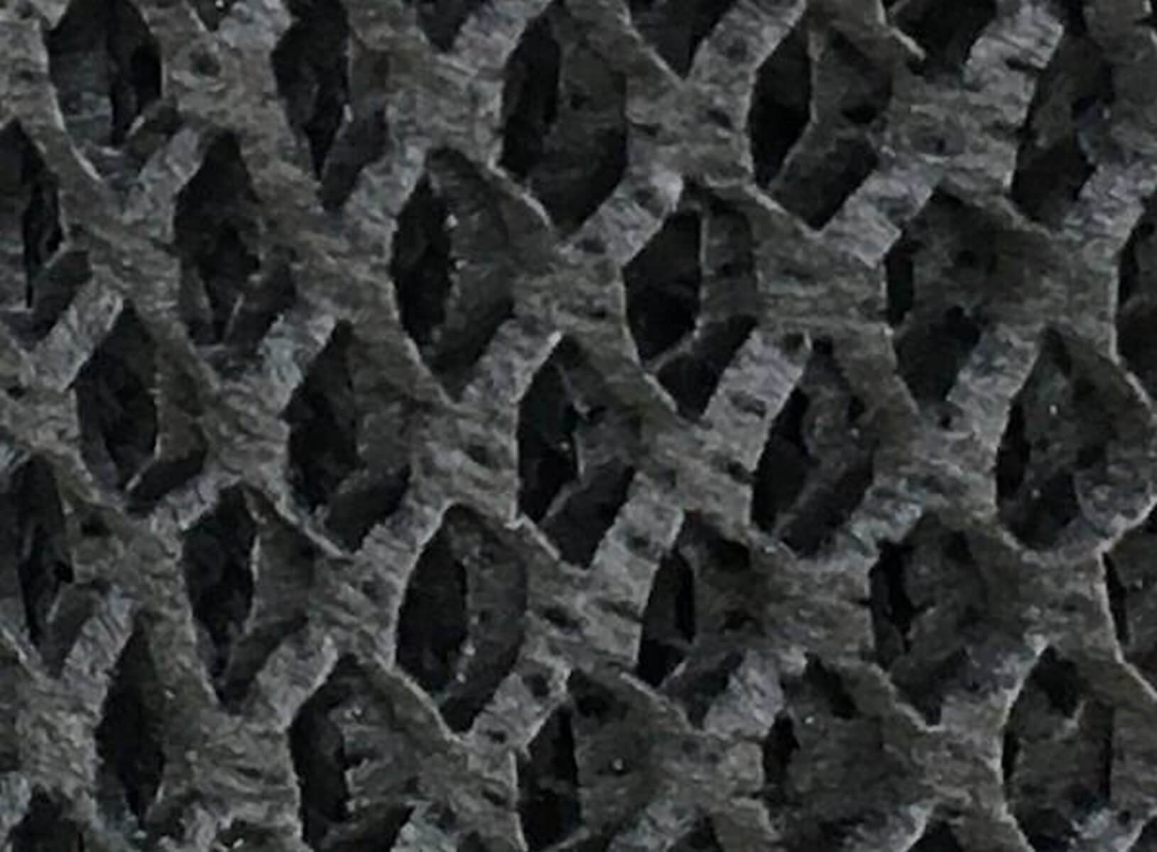 Graues Gittermuster mit rauer Textur und rhombusförmigen Öffnungen.
