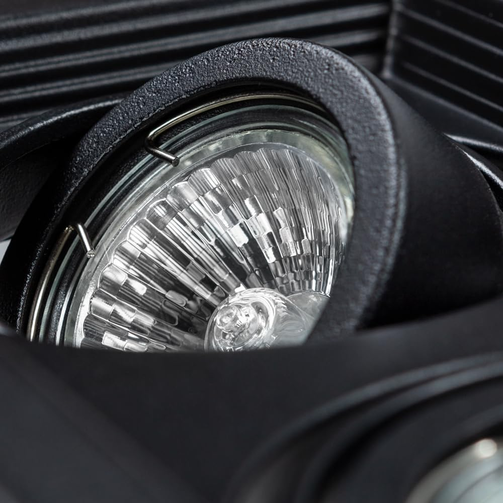 Nahaufnahme einer schwarzen Lampe mit einem klaren, gerippten Glasreflektor.