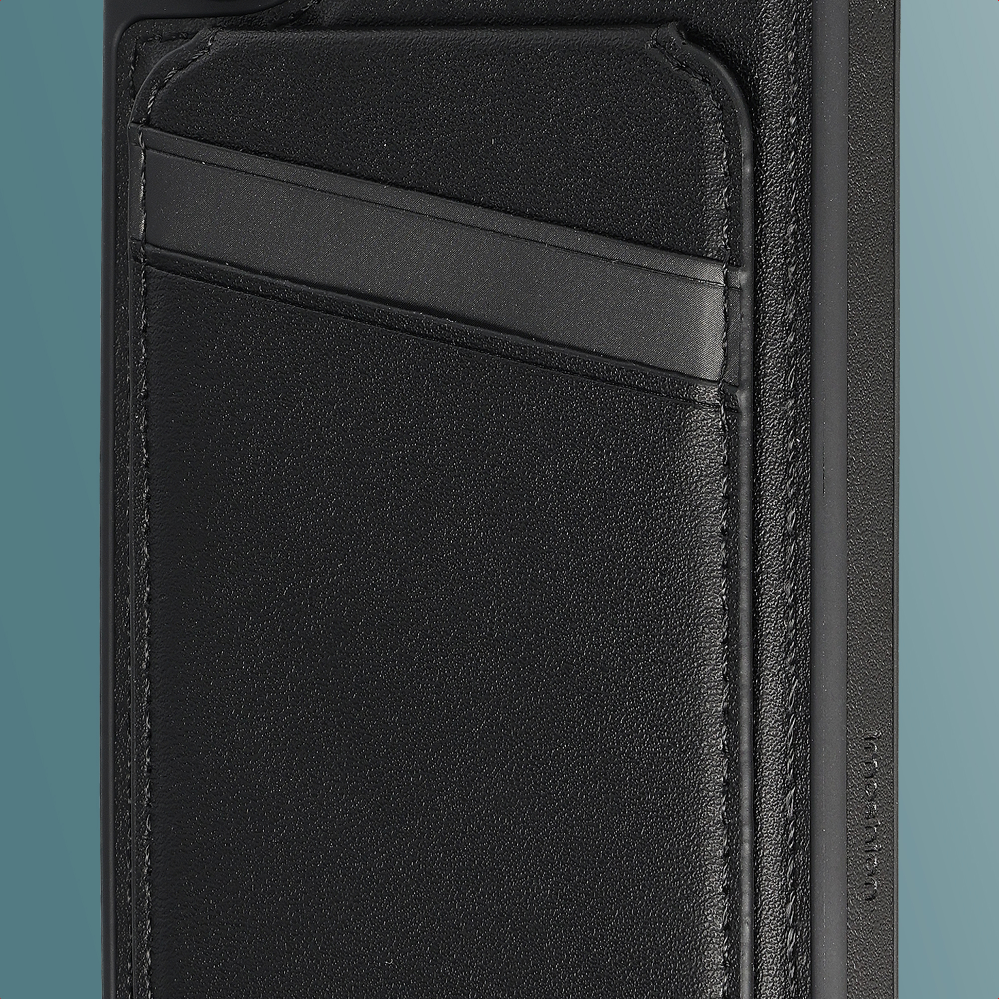 Primo piano di una custodia in pelle nera con fessure per carte e cuciture.