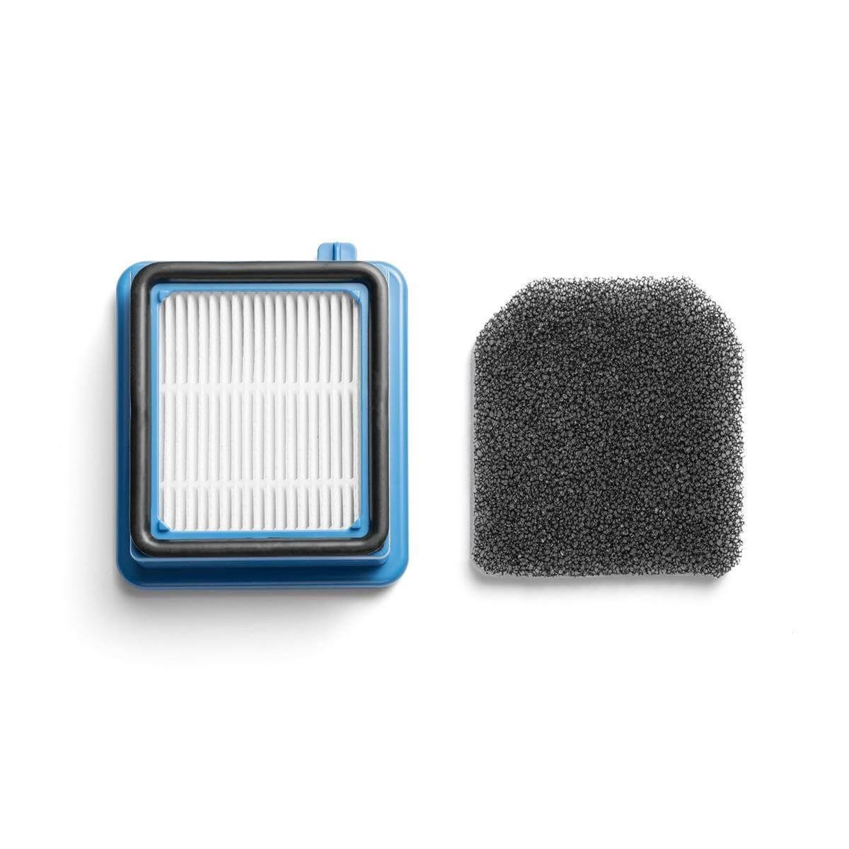 Un filtro rettangolare blu e un filtro in spugna rettangolare nero uno accanto all'altro.