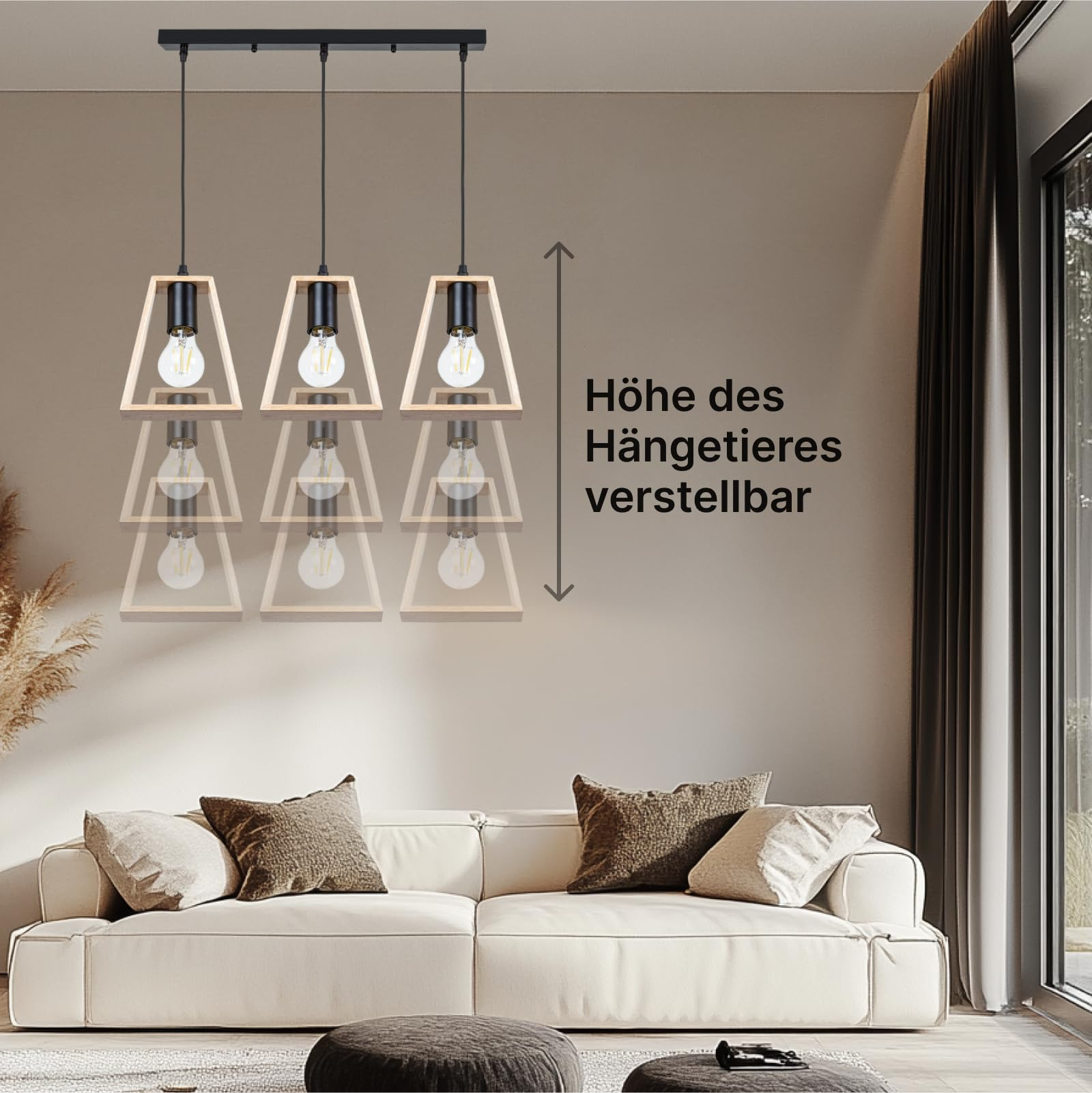 Deckenleuchte mit drei hängenden Lampen mit Holzrahmen und Glühbirnen.
