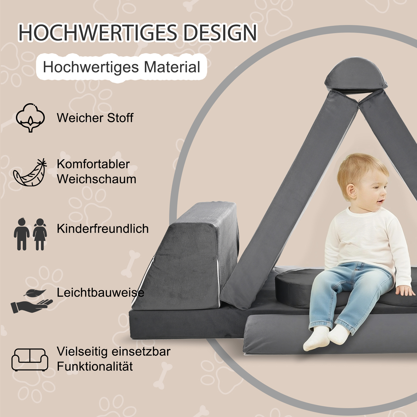 Kleiner Junge sitzt auf einem grauen Spielzeugmodul mit weichem Stoff.