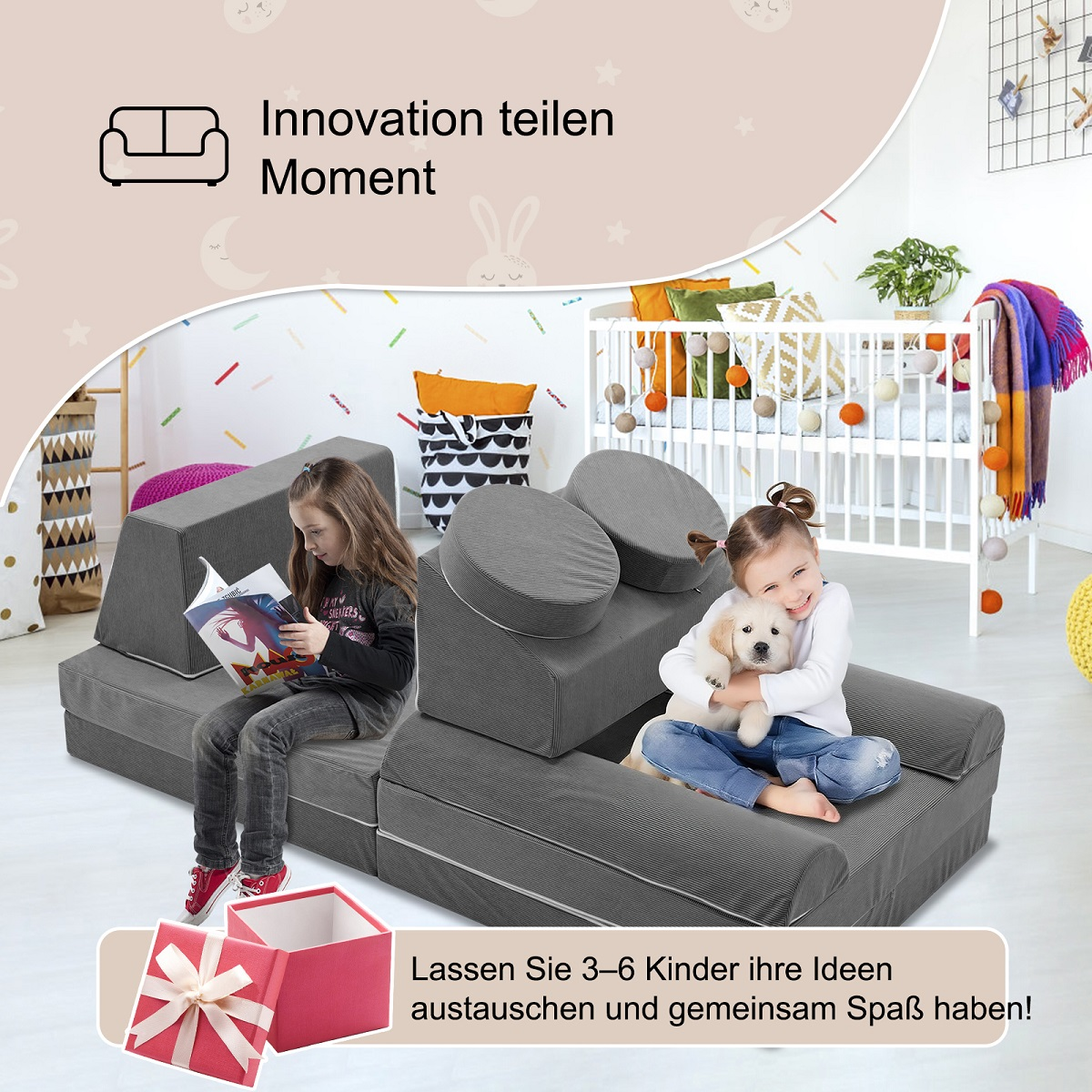 Ein Mädchen liest auf einem grauen Spielsofa, ein anderes hält einen Welpen.