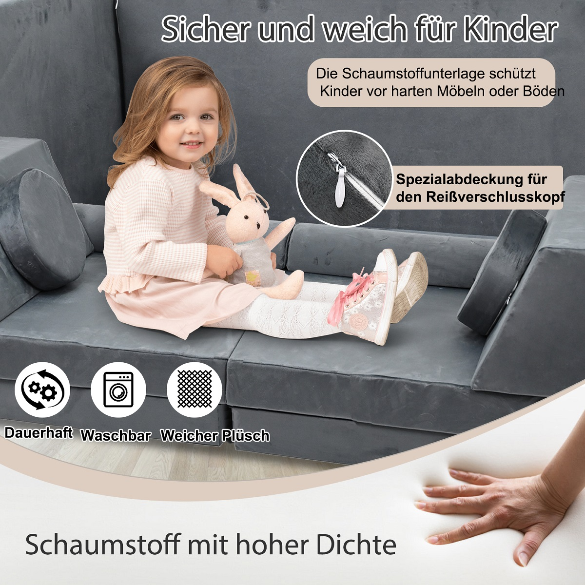 Kleines Kind sitzt auf grauem Schaumstoffmöbel mit Spielzeug.