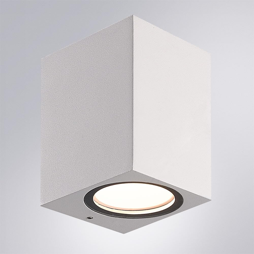 Moderne weiße Würfelwandleuchte mit kreisförmigem Licht unten.
