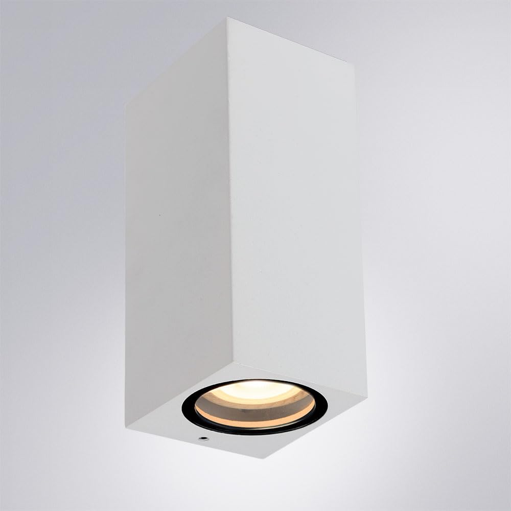 Eine weiße, rechteckige Lampe mit einem schwarzen Ring um das leuchtende Innere.
