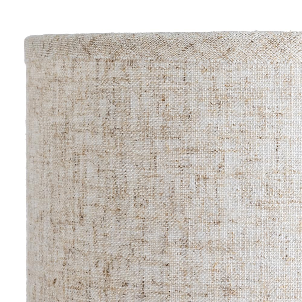 Nahaufnahme eines beigen Lampenschirms mit grober Textur und sichtbaren Fasern.
