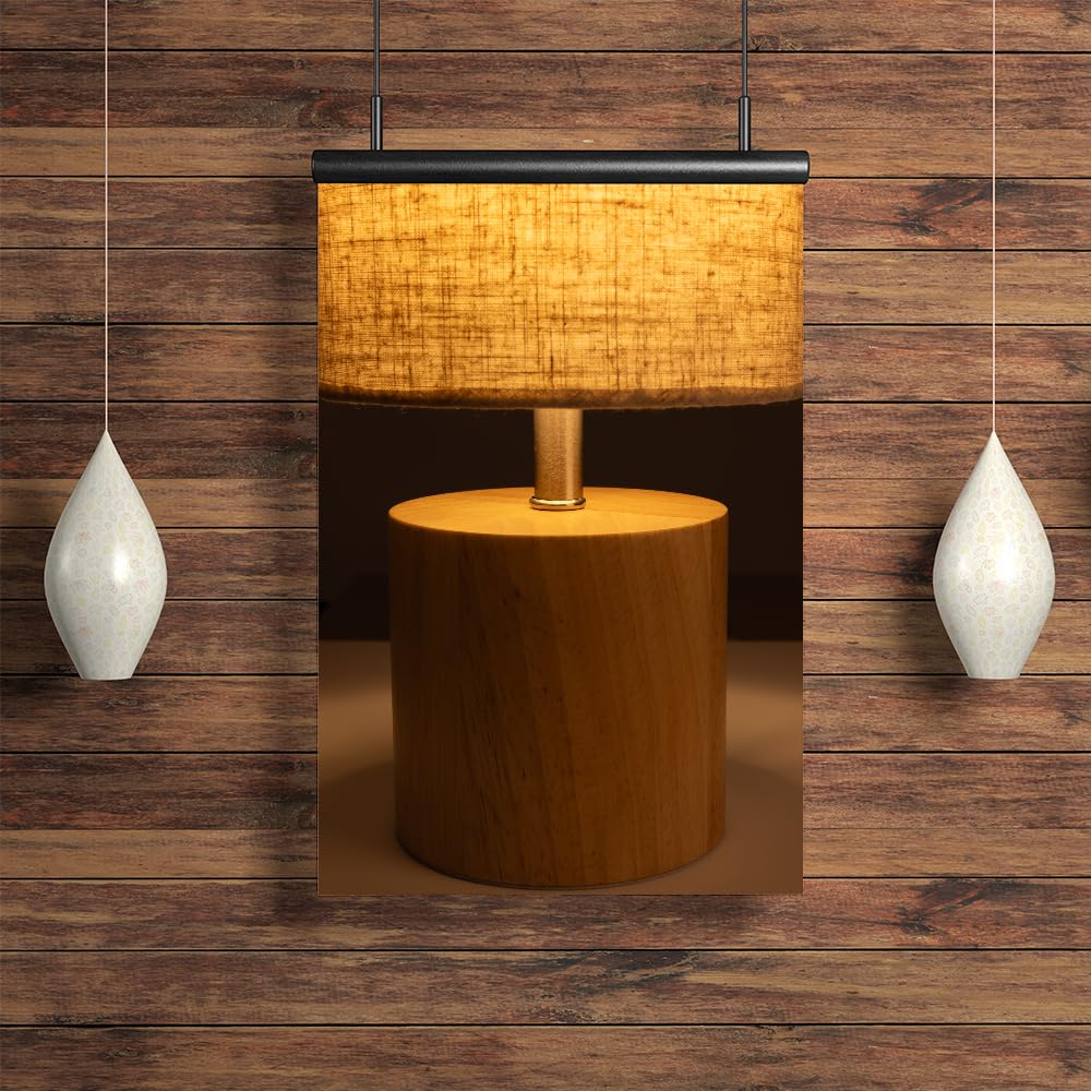 Holzlampe mit Stoffschirm und zwei Tropfenlampen an Holzwand.