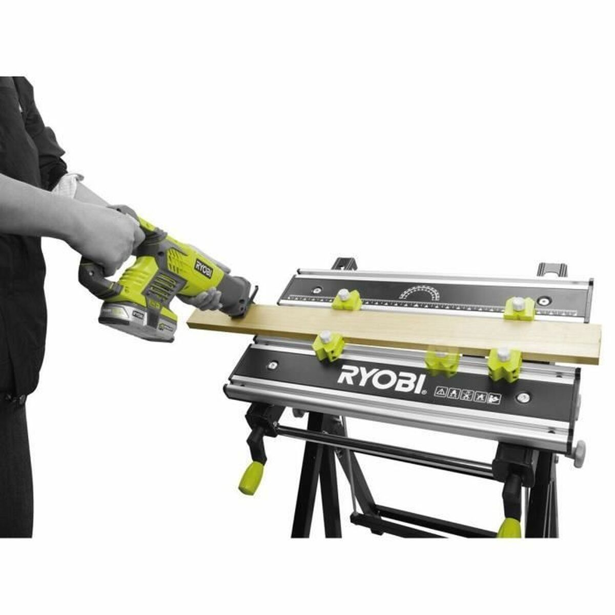 Person benutzt eine grüne Ryobi Säbelsäge an einer Holzplanke auf einem Ryobi Sägebock.