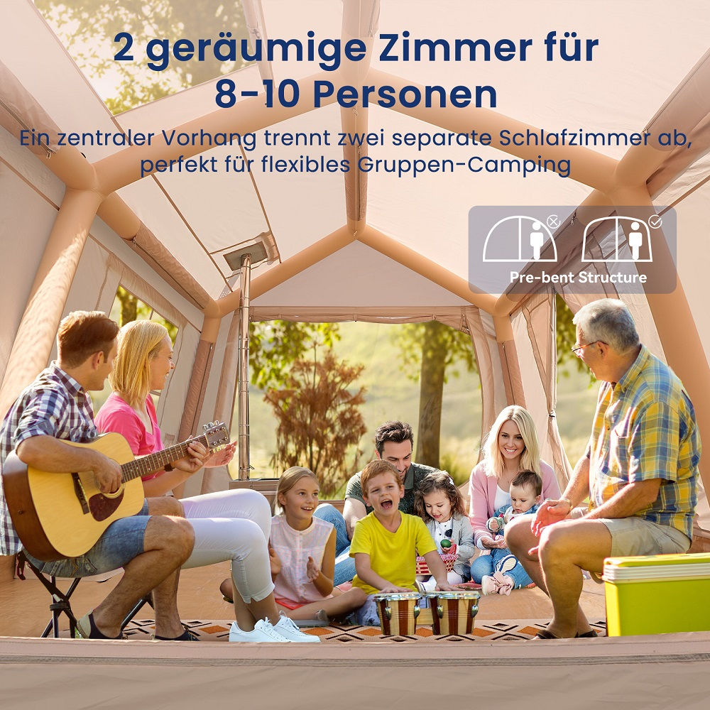 Familie im geräumigen Zelt, eine Person spielt Gitarre, Kinder trommeln.