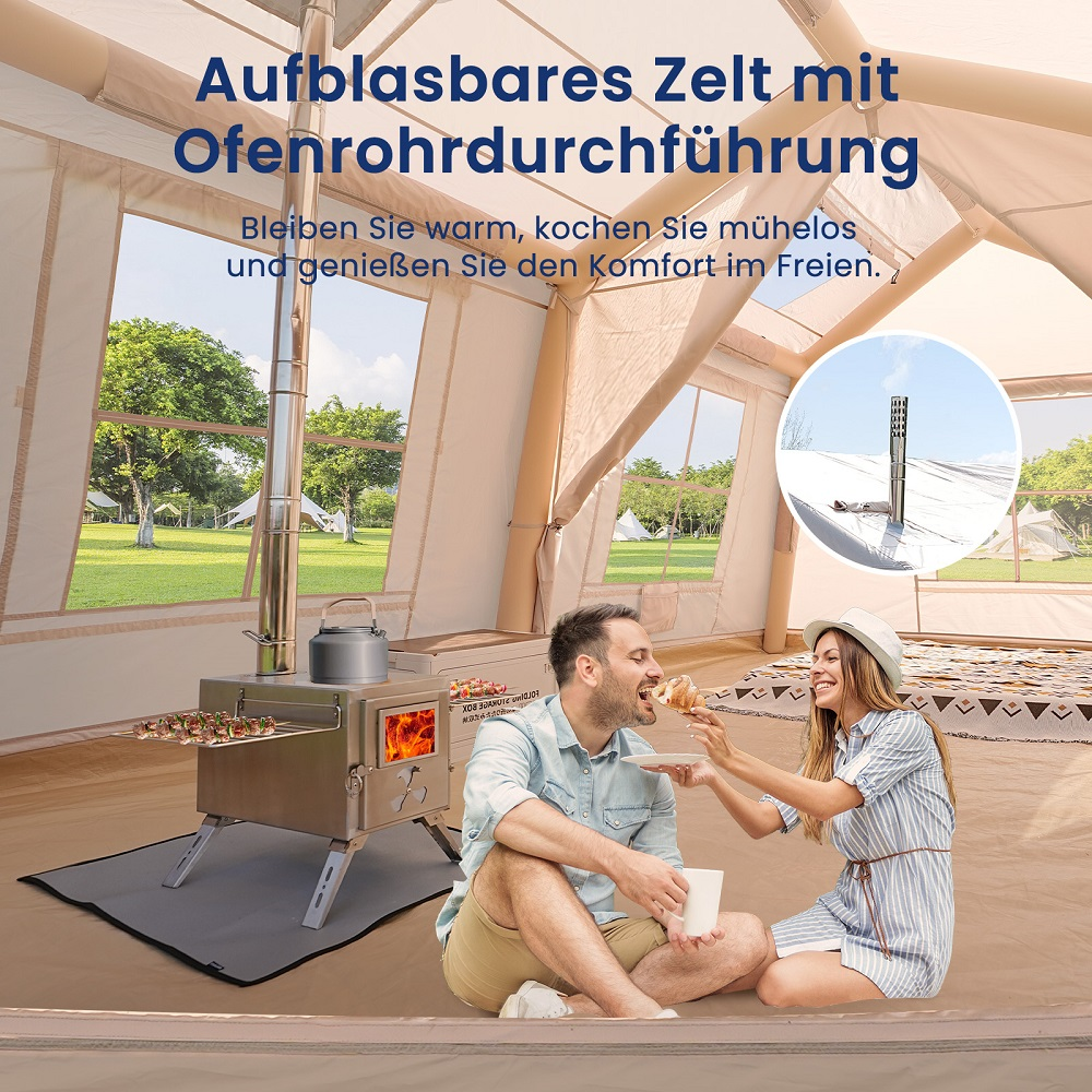 Ein Paar isst in einem aufblasbaren Zelt mit einem Ofen und Kamin.