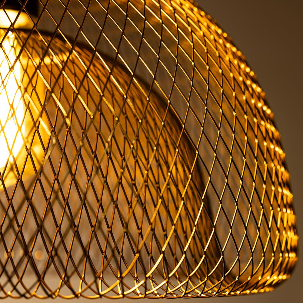 Ein goldener Lampenschirm aus Gittergeflecht beleuchtet von innen.