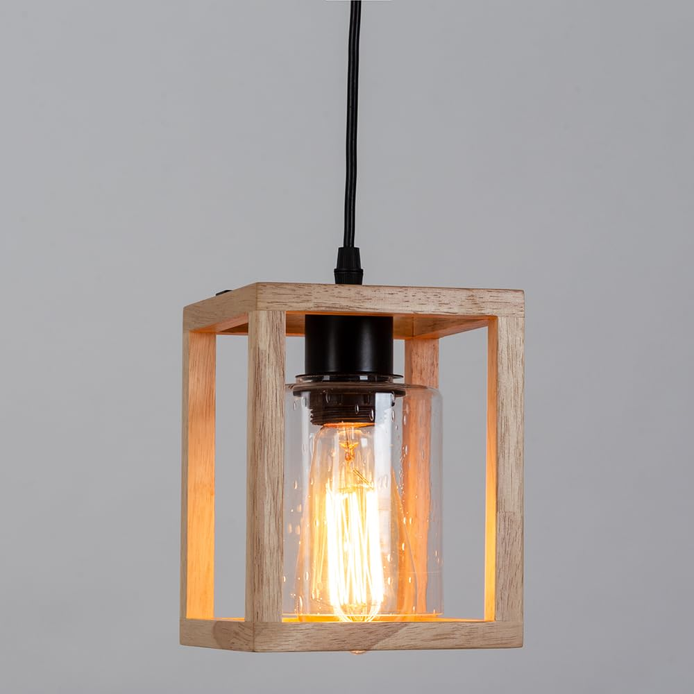 Hängelampe mit Holzrahmen und Glaskolben mit Glühfadenbirne.