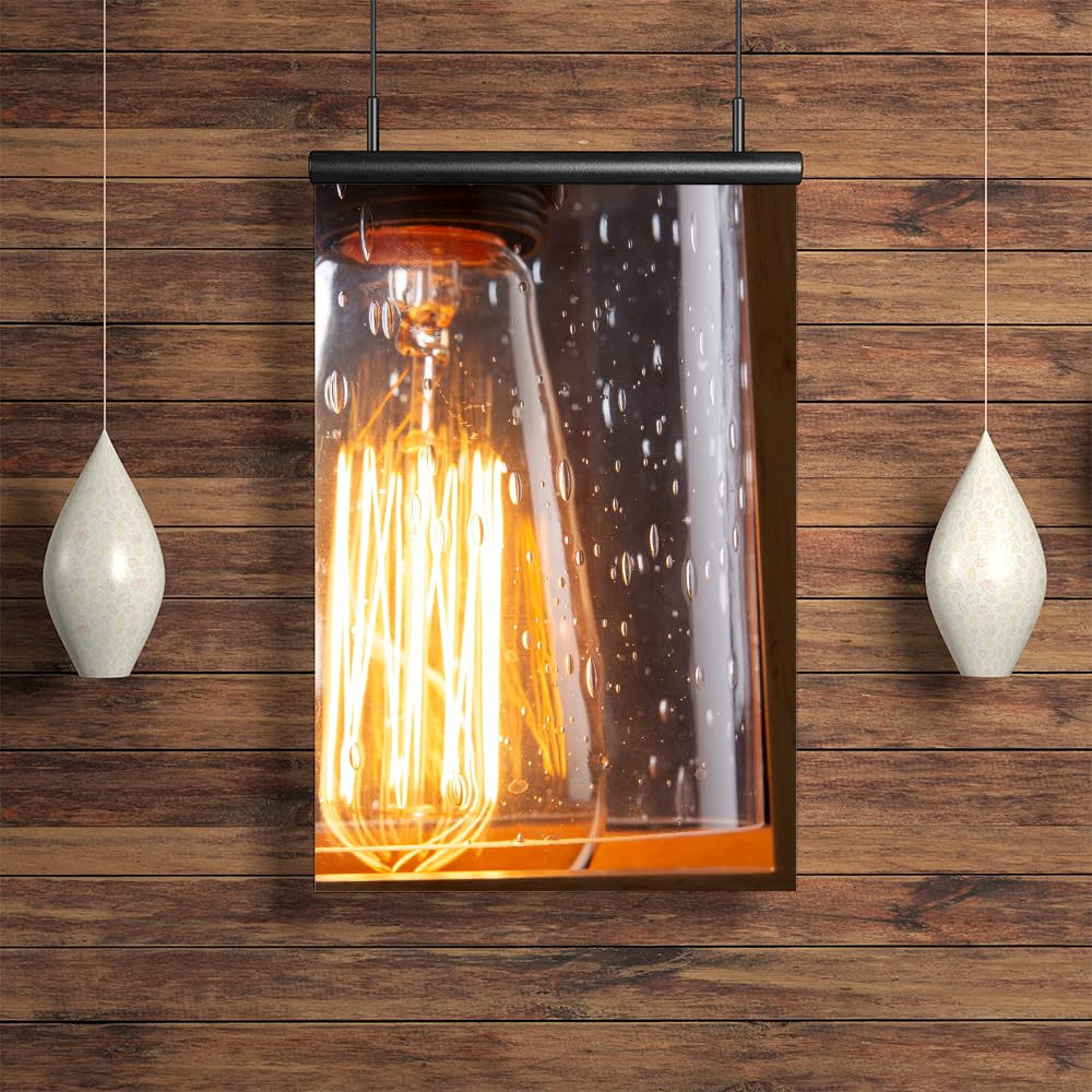 Eine Glühbirne mit sichtbarem Glühfaden in einem Glasgehäuse mit Wassertropfen.