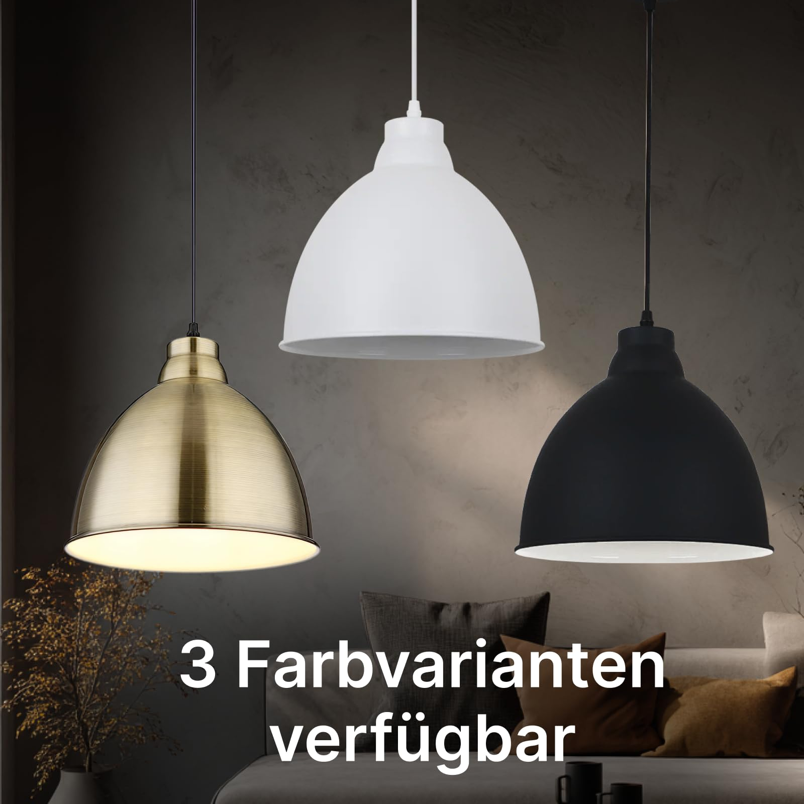Drei Hängeleuchten in Messing, Weiß und Schwarz über einem Sofa.