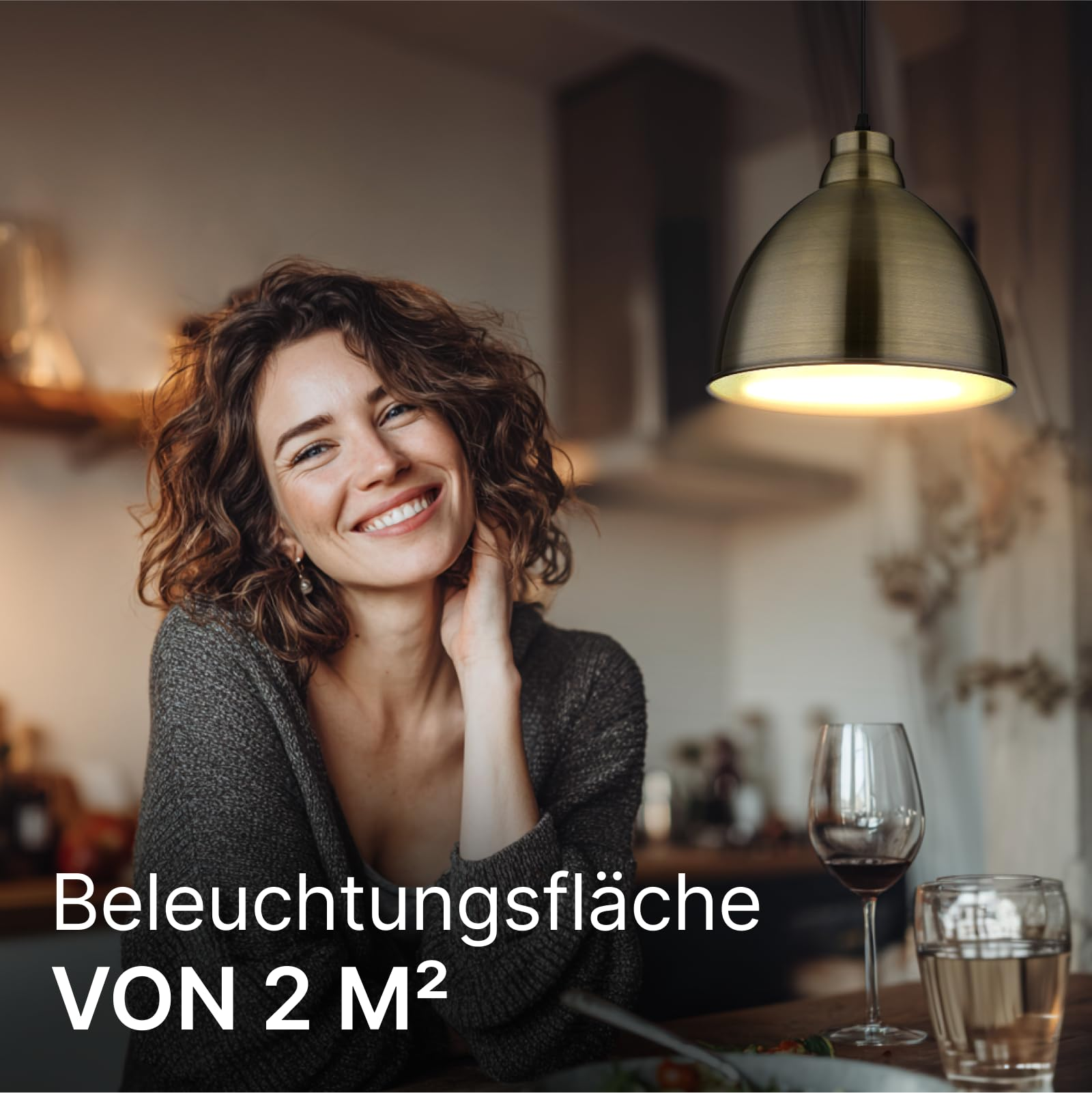 Frau lächelt, Lampe über Tisch mit Gläsern. Beleuchtungsfläche 2 m².