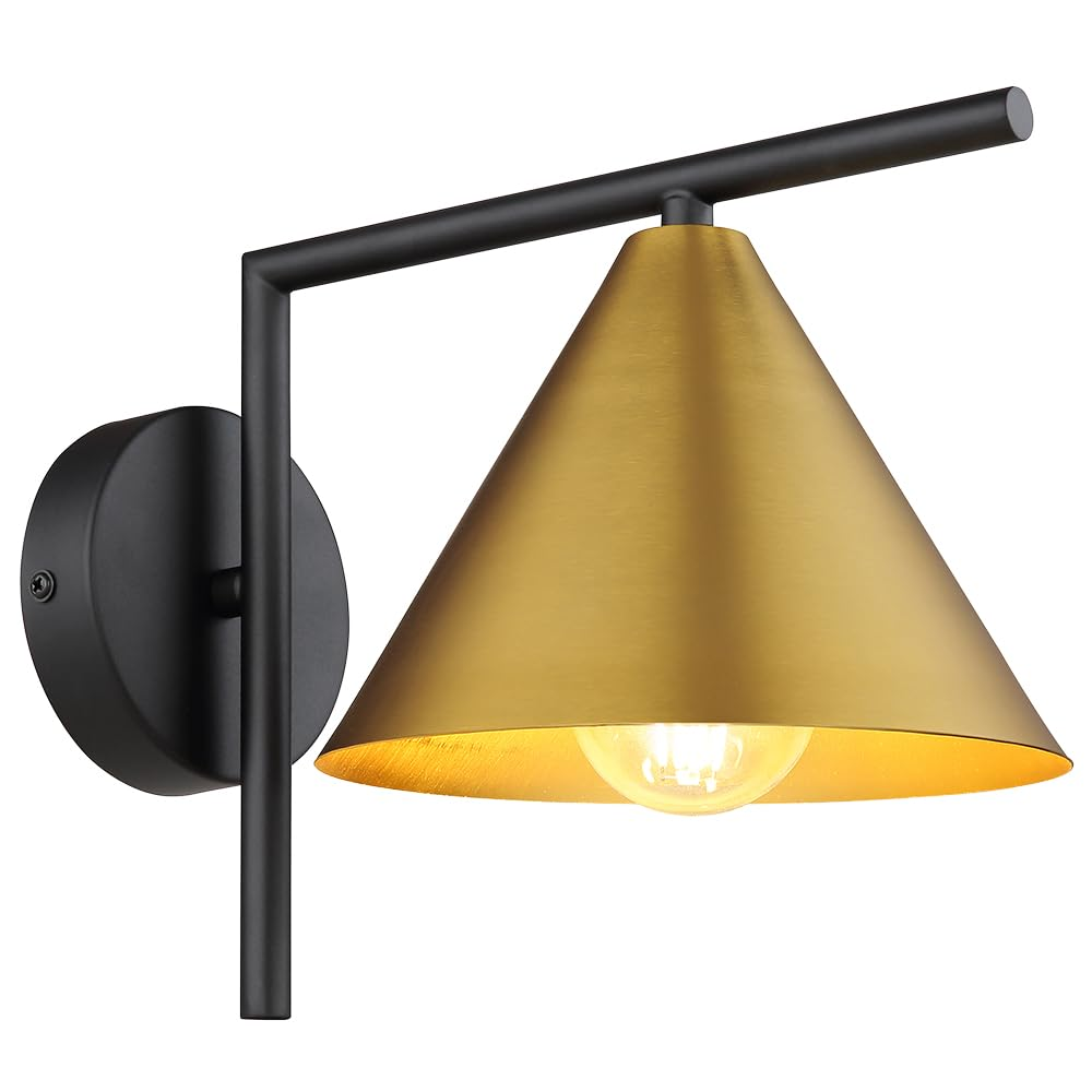 Schwarze Wandleuchte mit einem kegelförmigen, goldenen Lampenschirm und sichtbarer Glühbirne.