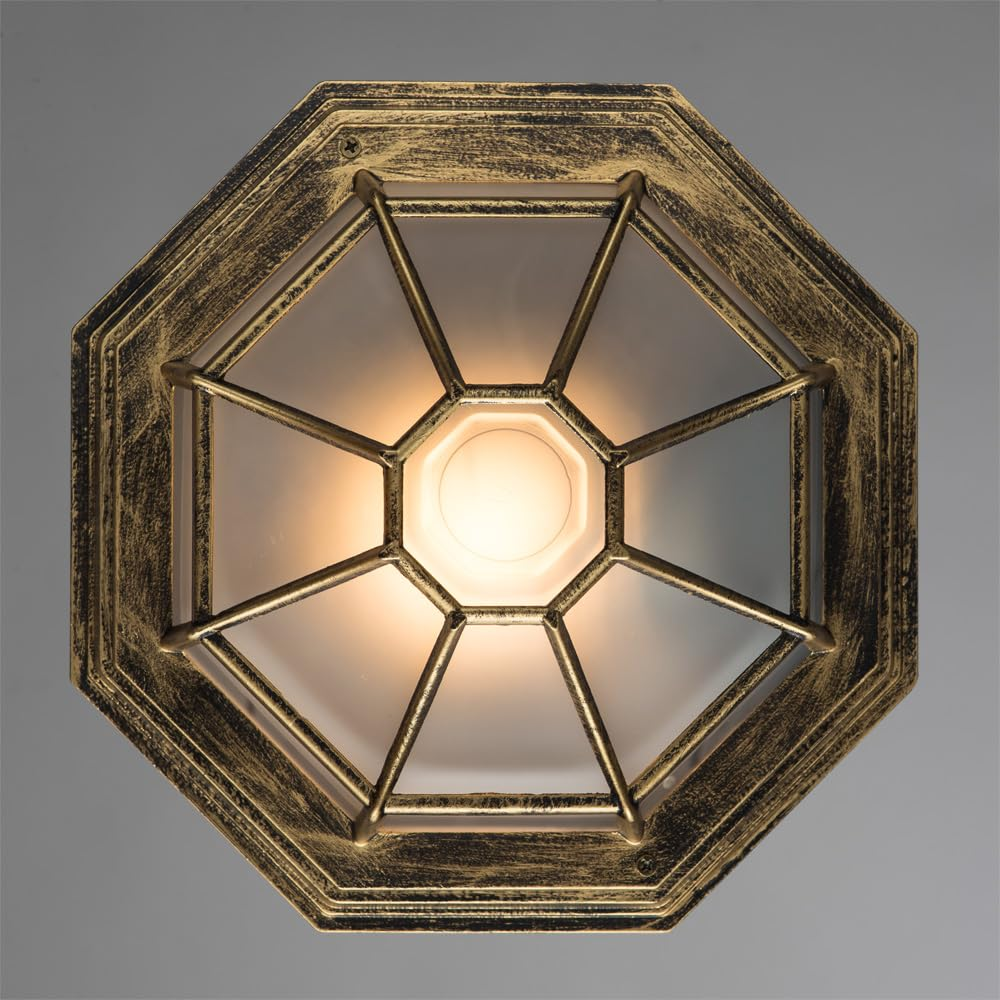 Ein achteckiger Deckenventilator mit einem goldenen Rahmen und Glas.