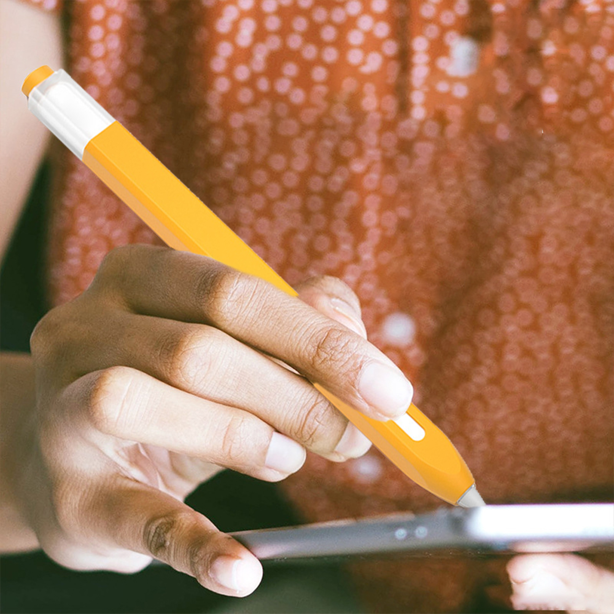 Eine Hand hält einen gelben Stift über einem Tablet.