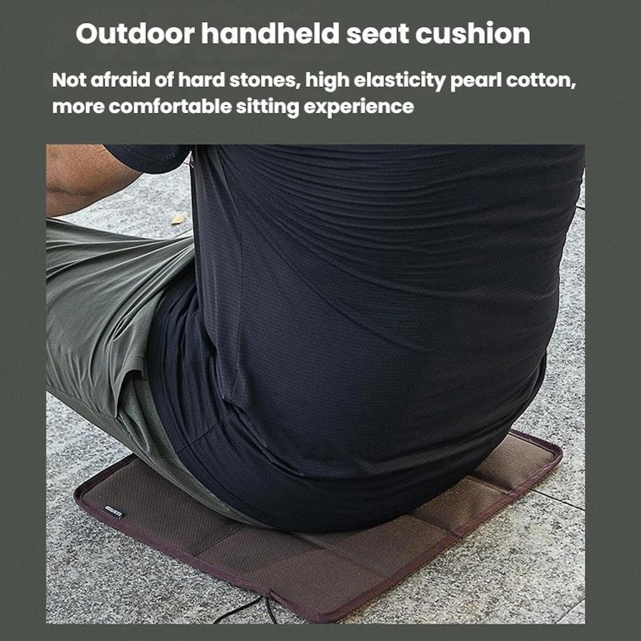 Eine Person sitzt auf einem braunen Outdoor-Sitzkissen auf steinigem Untergrund.