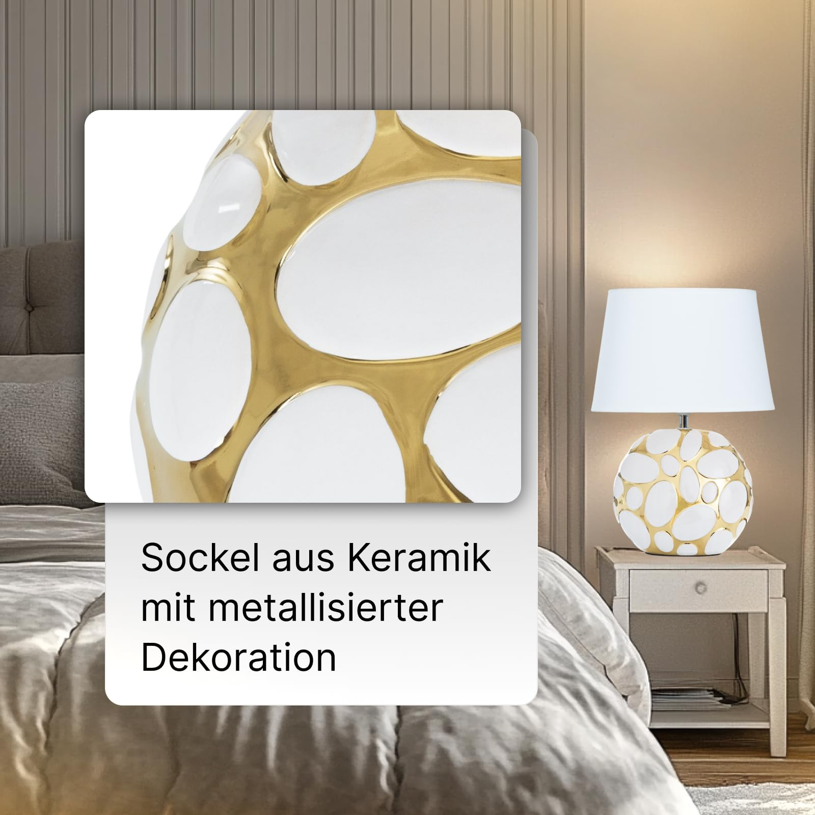 Eine weiße Lampe mit goldener Verzierung steht auf einem Nachttisch.