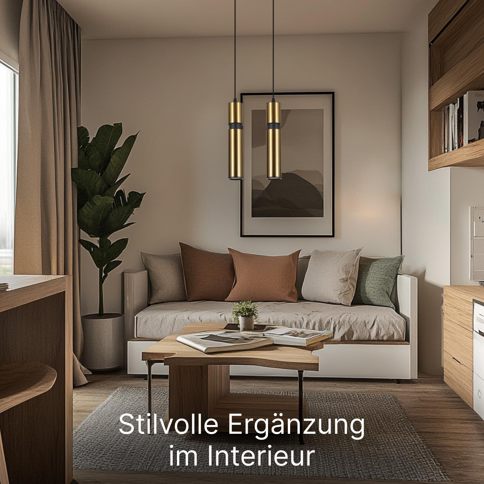 Ein Wohnzimmer mit Sofa, Couchtisch, Pflanze und Lampen.