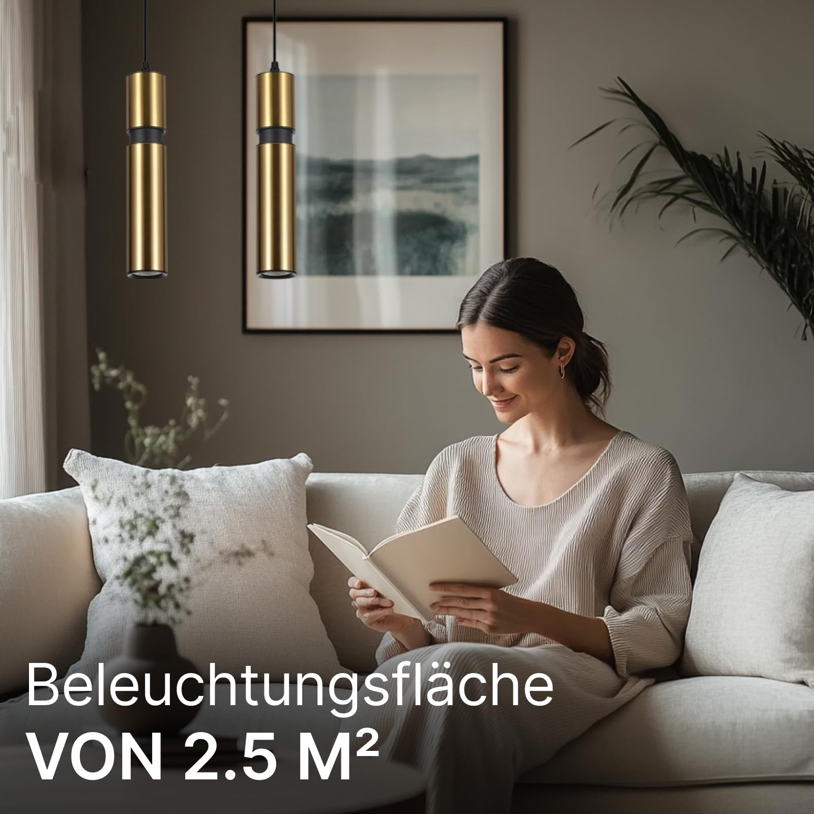 Frau liest Buch auf Sofa, goldene Pendelleuchten hängen darüber.