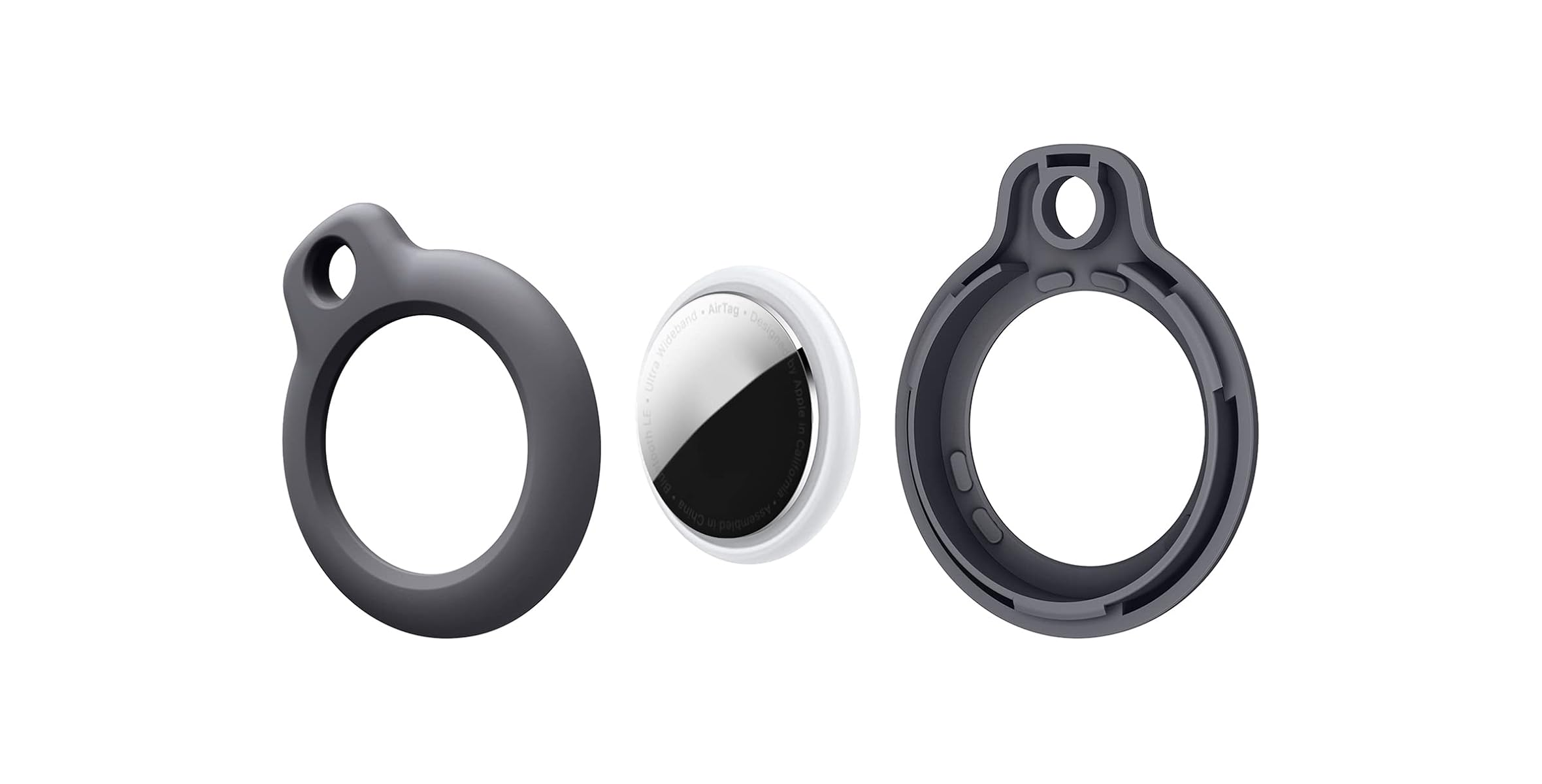 Ein grauer Schutzring, ein Apple AirTag und ein weiterer grauer Ring auf weißem Grund.