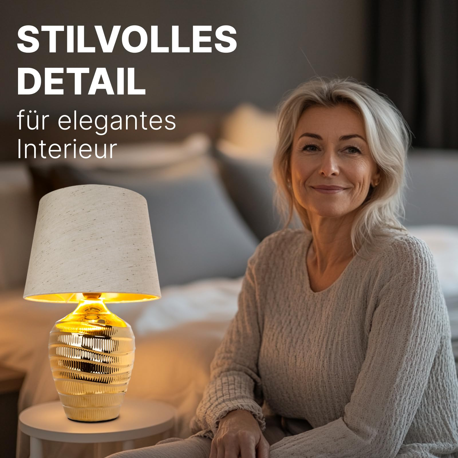 Eine Frau sitzt neben einer Lampe in einem Schlafzimmer.