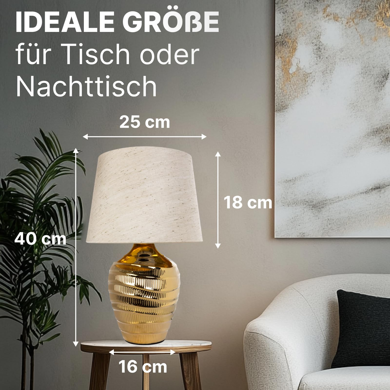 Goldene Lampe auf Beistelltisch, 25cm breit, 18cm hoch, daneben Pflanze.