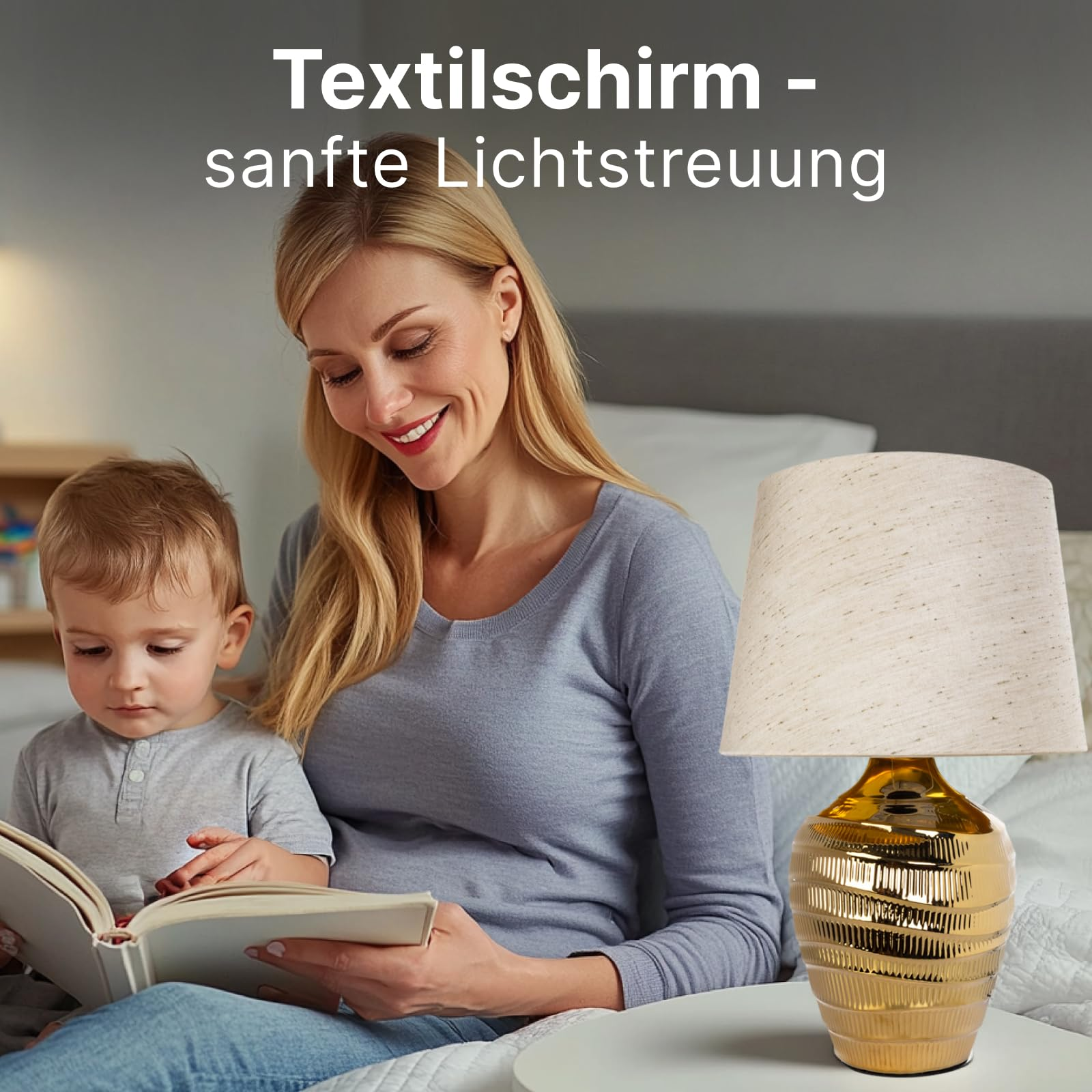 Frau liest einem Kind ein Buch vor, neben einem Nachttisch mit Lampe.