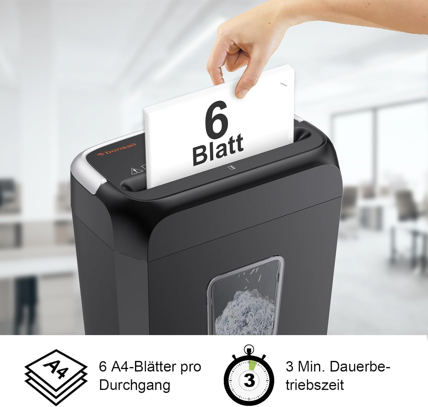 Eine Hand führt 6 Blatt Papier in einen Bonsaii Aktenvernichter ein.