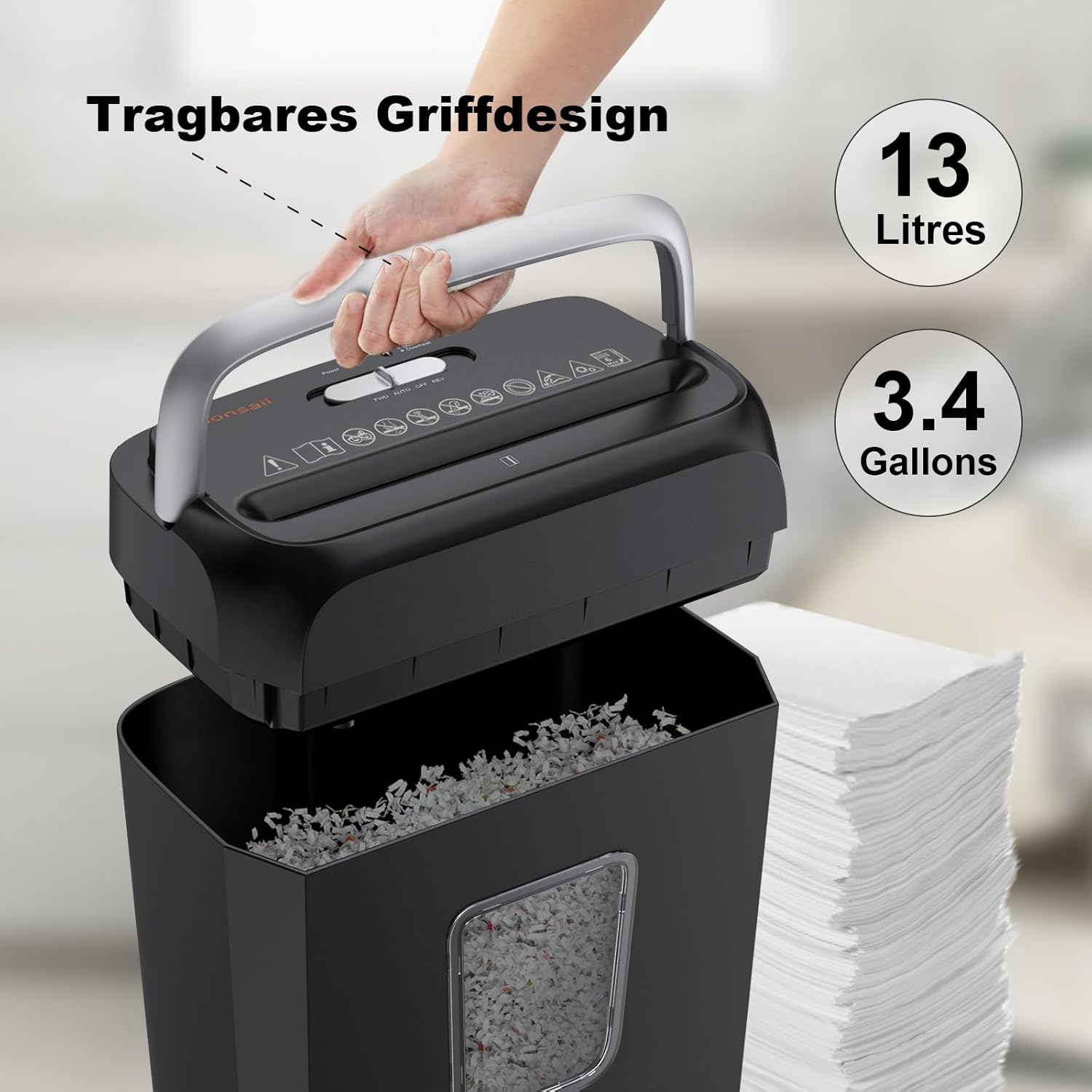 Schwarzer Aktenvernichter mit Griff, 13L Fassungsvermögen, neben Papierstapel.